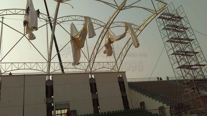 膜結(jié)構(gòu)體育看臺(tái)膜安裝吊裝-燁興膜結(jié)構(gòu) 膜結(jié)構(gòu)體育看臺(tái)膜安裝吊裝.jpg