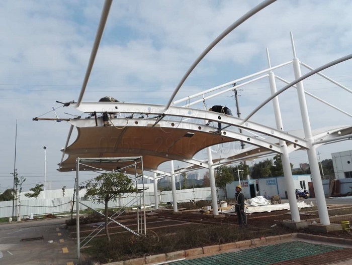簡易膜結(jié)構(gòu)車棚安裝-深圳市燁興膜結(jié)構(gòu)工程有限公司 簡易膜結(jié)構(gòu)車棚安裝.jpg