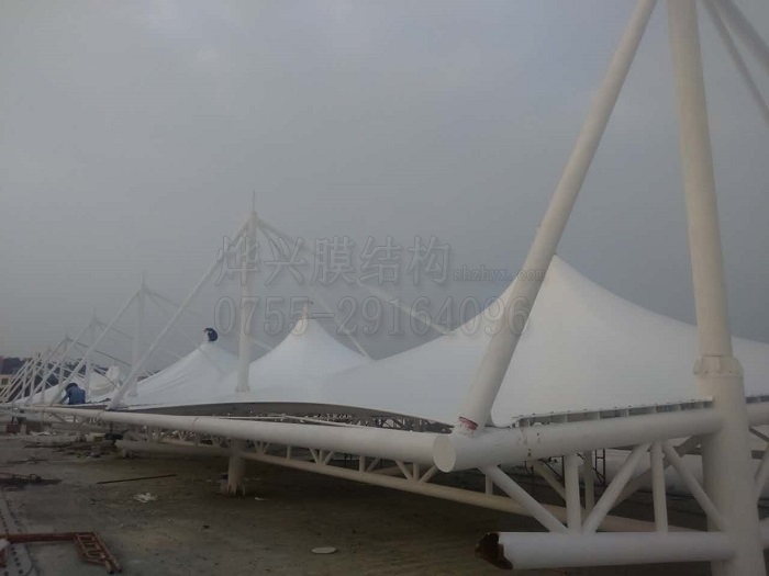 膜結(jié)構(gòu)看臺(tái)膜安裝-燁興膜結(jié)構(gòu) 膜結(jié)構(gòu)看臺(tái)膜安裝.jpg